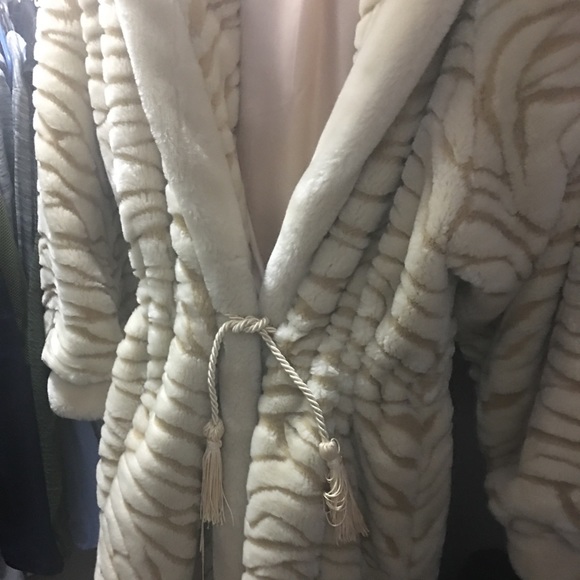 Faux fur coat - Picture 3 of 7